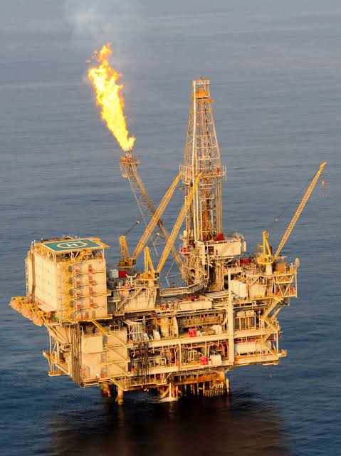 Le pétrole franchit la barre des 100 dollars le baril après des frappes iraniennes