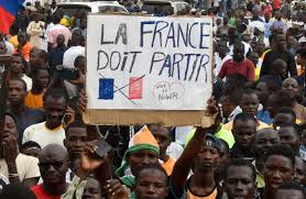 La France decide de mettre fin à sa cooperation militaire avec le Niger et de rappeler son ambassadeur