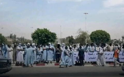Quand la pression fiscale remplace le service public: manifestation de vendeurs de téléphones dans les rues de Nouakchott contre la nouvelle taxe douanière.