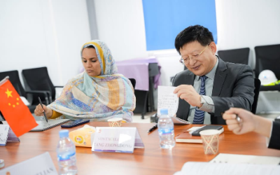 La ministre de l&rsquo;hydraulique et l&rsquo;ambassadeur de Chine examinent le plan d’exécution des travaux du projet d’assainissement du pôle A de NouakchottLa